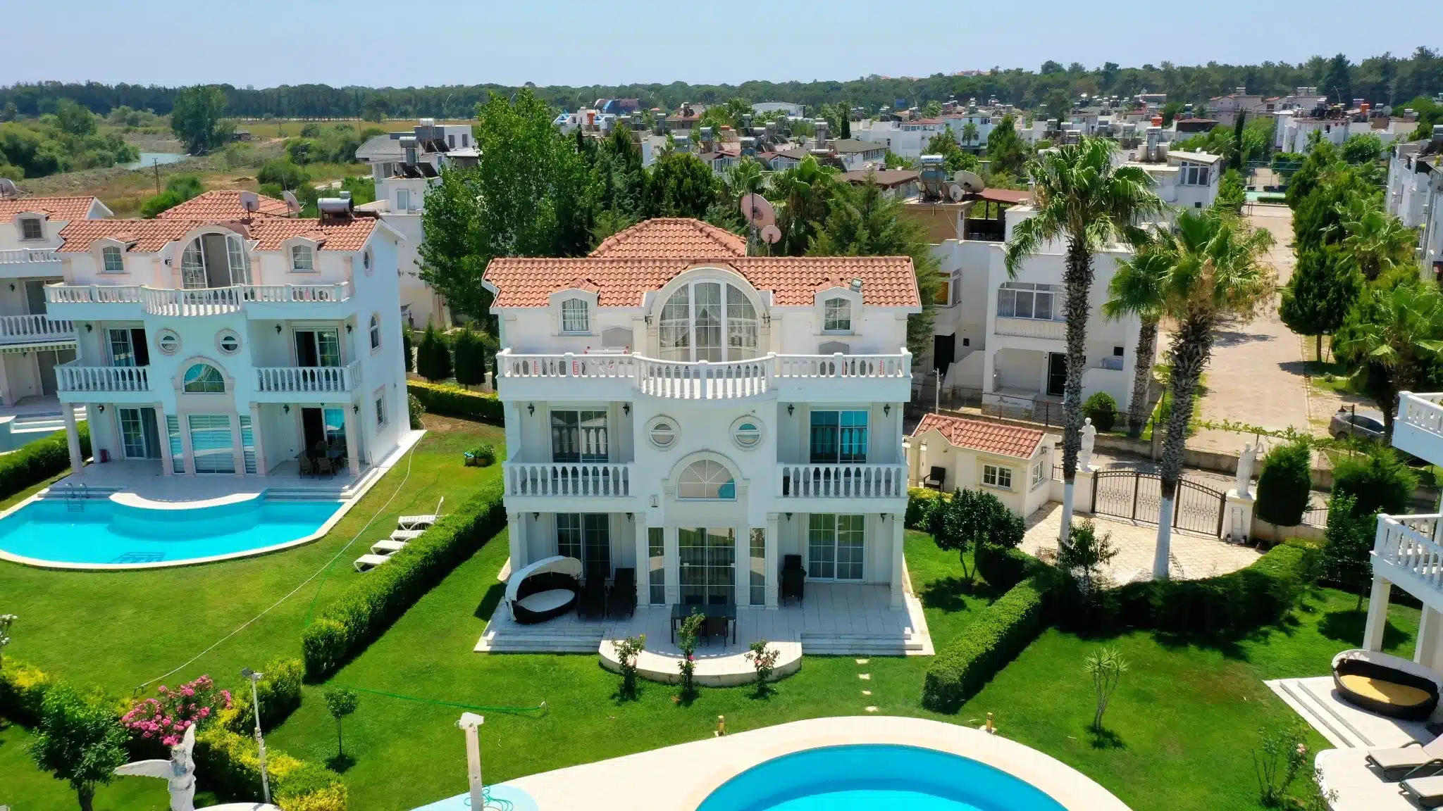 Helios 11 Villas in Belek, Antalya – luxe witte vakantievilla’s met privézwembad, tuin en balkon in mediterrane stijl nabij de Turkse Rivièra