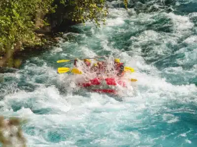 Raften op wilde rivier in Antalya Een groep mensen in een rode raft die door het kolkende water van Köprülü Canyon in Antalya, Turkije, vaart.